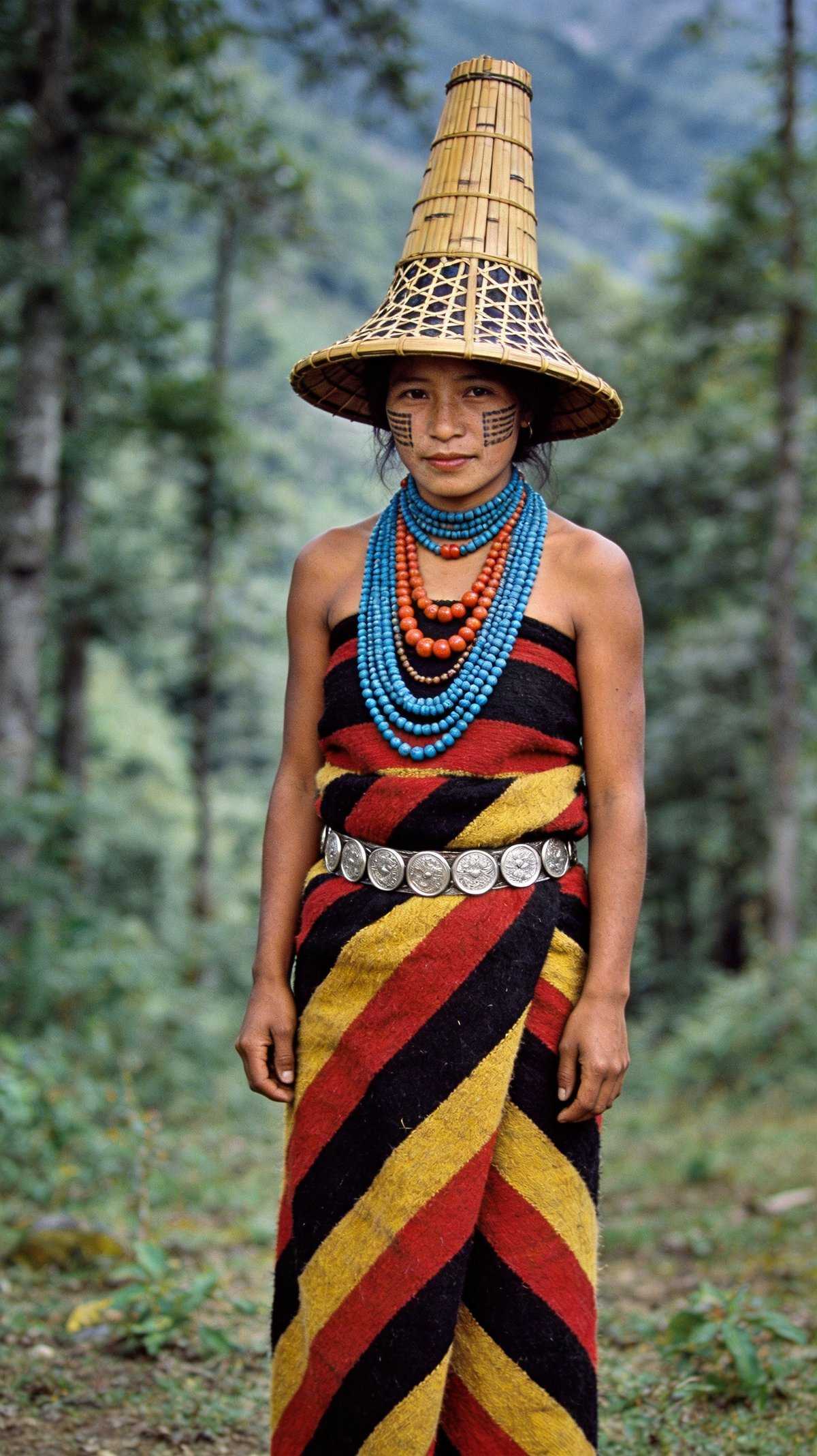 Lhoba traditional clothing